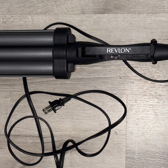 Revlon Triple Barrel Hair Waver in Black and Gray - Picture 4 of 6